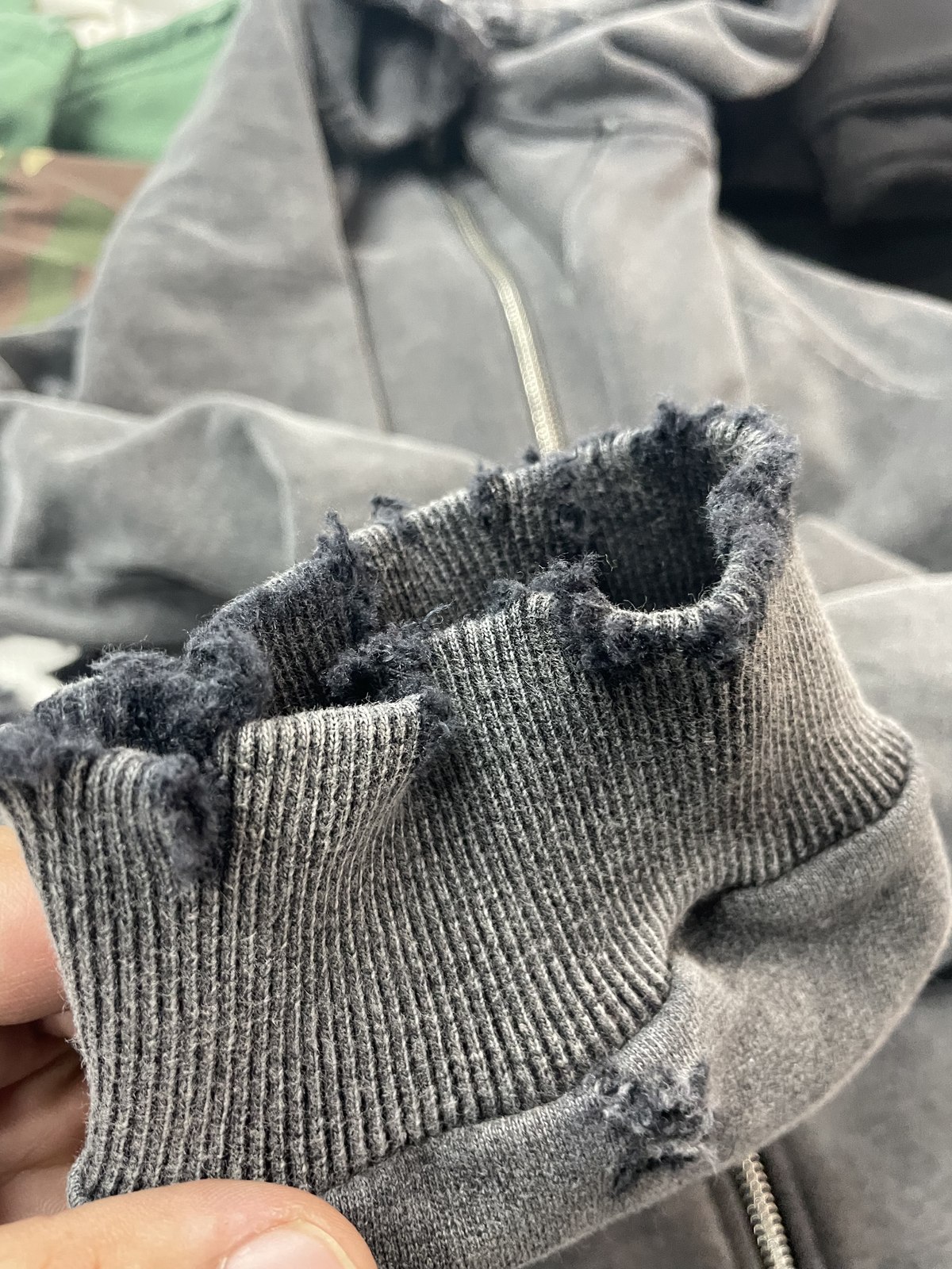 Ribbed knit cuff detail